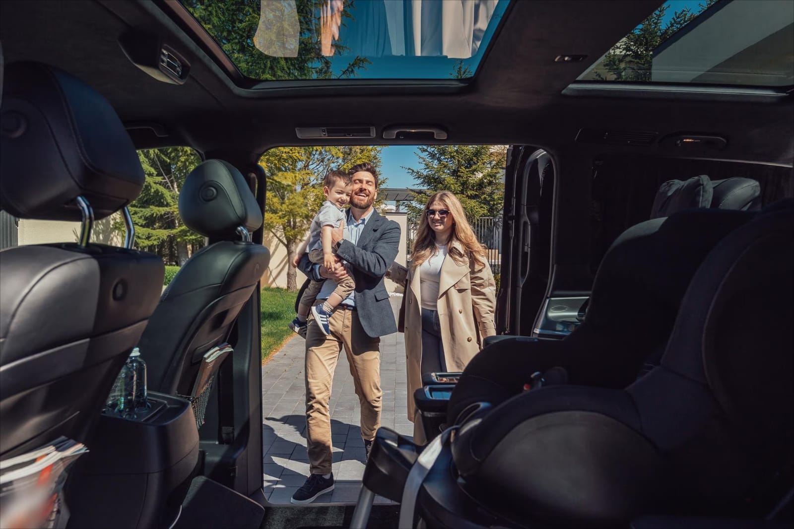 famiglia sale sul van per viaggio turistico